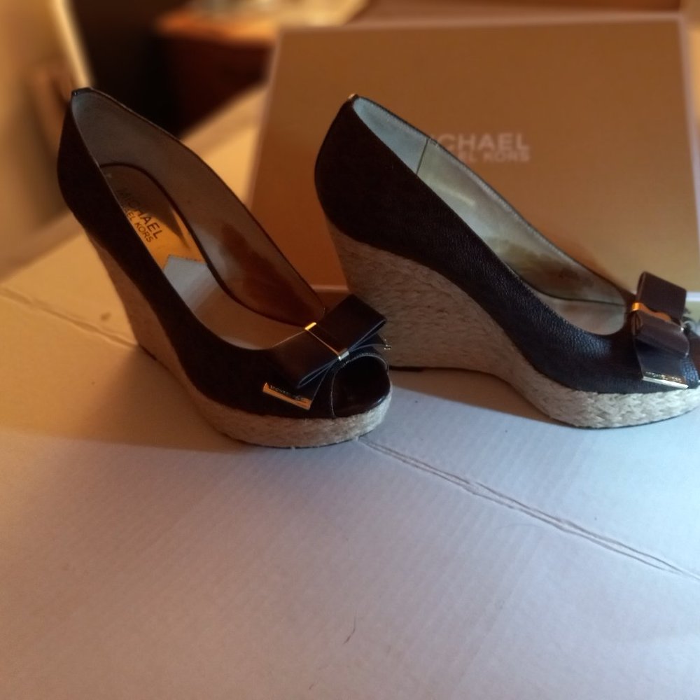 Michael Kors hi-Wedge Peep-Toe signature w/rope accent sz 9M NEW!